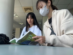 3-2 教學助理與學生進行一對一課業輔導