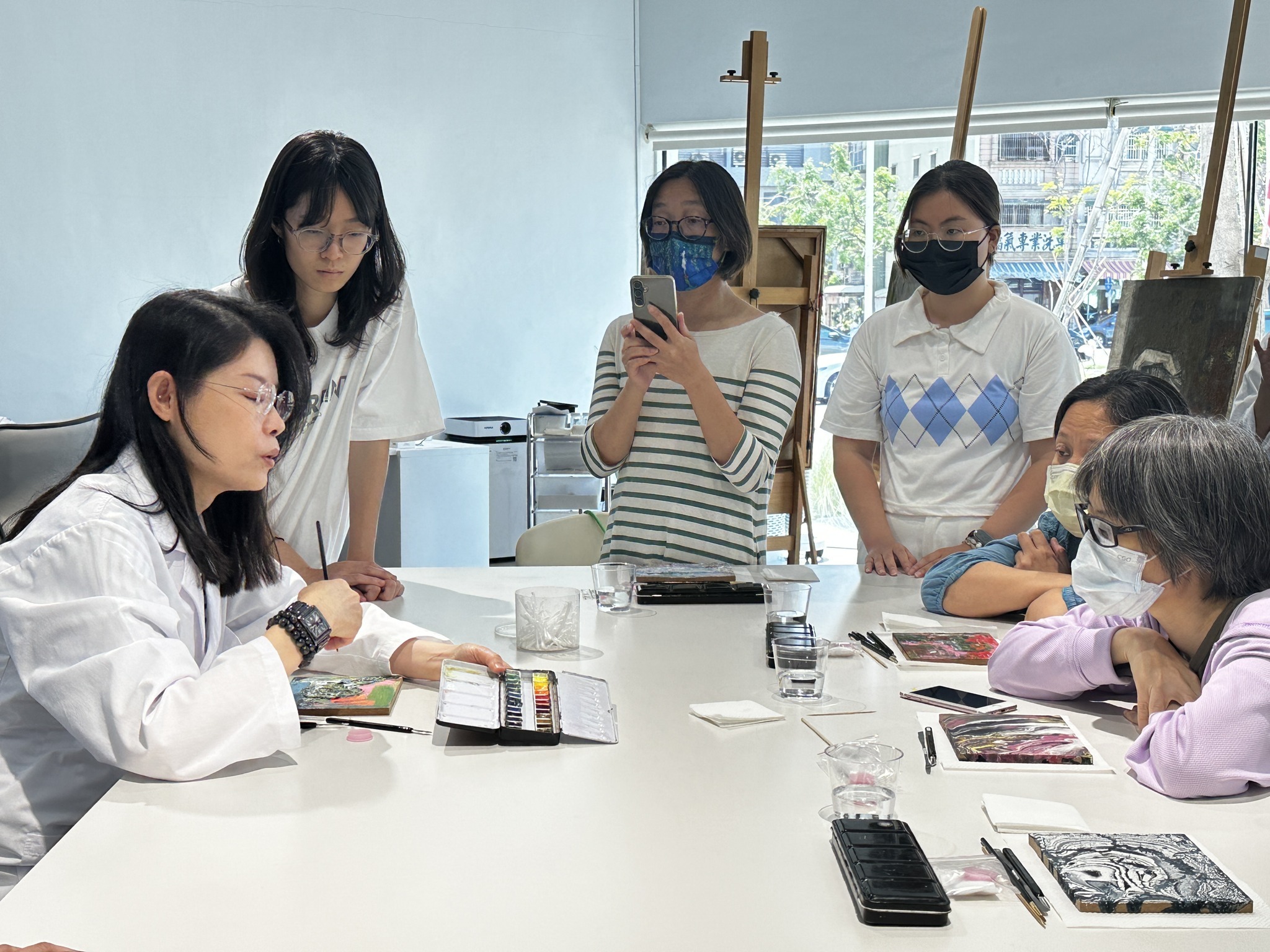 ▲內惟「為畫作化妝」油畫修復